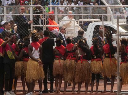 El Papa saluda a las bailarinas tras llegar al evento, que se ha celebrado este jueves, en el Estadio de los Mártires de Kinsasa.