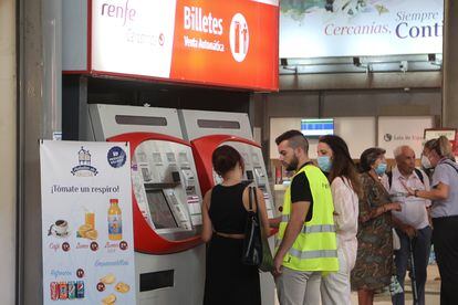 Viajeros de Cercanías comprando los nuevos abonos de Renfe en la estación de Madrid-Atocha, este miércoles.