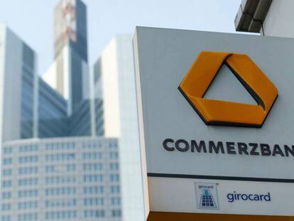 Logotipo de Commerzbank en Fr&aacute;ncfort (Alemania).