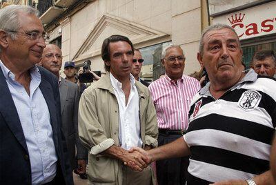 José María Aznar saluda a un ciudadano durante su visita de ayer a Melilla.