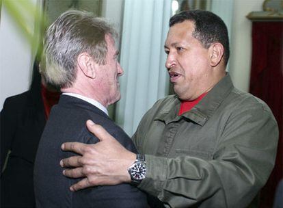 El ministro de Exteriores de Francia, Bernard Kouchner, se reune con el presidente venezolano, Hugo Chávez.