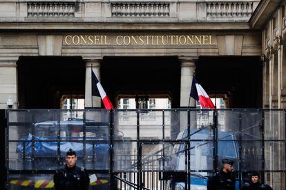 Fuerzas policicales custodian la sede del Consejo Constitucional francés.