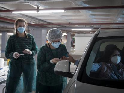 Personal sanitario realiza el test de anticuerpos de la covid-19 en una ciudadana de Andorra La Vella.