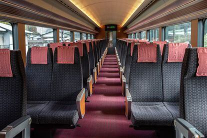 Vagón vacío del tren que lleva de Shinjuku a la ciudad turística Hakone, en Japón. Imagen tomada el 3 de marzo.