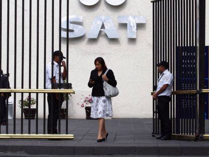 Las puertas de una oficina del SAT.