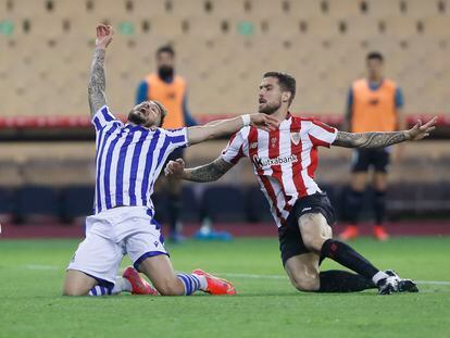 Iñigo Martínez comete penalti sobre Portu en la final de Copa entre el Athletic y la Real disputada el 3 de abril en la Cartuja