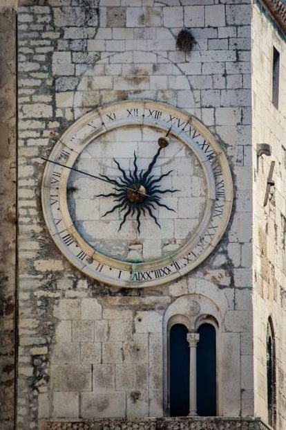 Reloj en la torre de la muralle oeste del palacio de Diocleciano.
