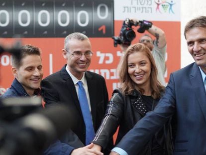 Los rumanos Ioana Isac y Mihai Georgescu ( a la derecha) , agasajados por el ministro de Turismo de Israel ( con corbata) , el martes en el aeropuerto Ben Guri&oacute;n de Tel Aviv.