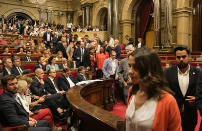 Los diputados de la oposición, encabezados por Inés Arrimadas (Ciudadanos), abandonan el pleno del Parlament en el que se aprobó la ley del referéndum de independencia, el pasado 6 de septiembre.