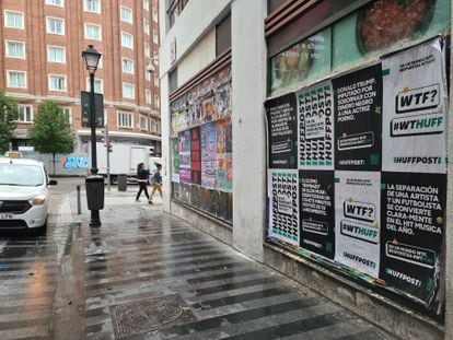 Una de las calles de Madrid con los carteles de la nueva campaña de 'El Huffpost'.