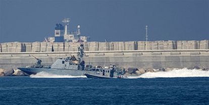 Una nave militar israelí se adentra hoy en el puerto militar de Ashdod, al sur del país.