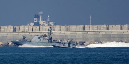 Una nave militar israelí se adentra hoy en el puerto militar de Ashdod, al sur del país.