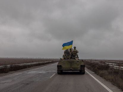 Soldados ucranios en una carretera a las afueras Jersón el 29 de noviembre.