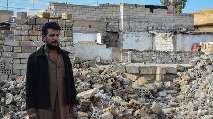Mahmoud Mustafá, taxista de 38 años, junto a las ruinas de su antiguo hogar en la parte oriental del barrio de Gewayran, en Hasaka, noreste de Siria.