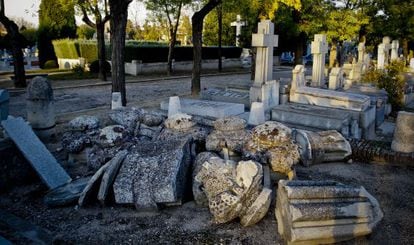 Restos de una de las tumbas del cementerio de la Almudena