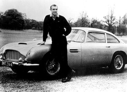 El actor Sean Connery con el Aston Martin DB5 de 1964 usado para el rodaje de la película 'Goldfinger'.