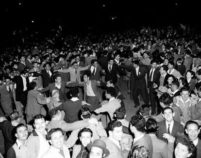 Israelíes en las calles de Tel Aviv celebran el anuncio de la partición de Palestina el 30 de noviembre de 1947.