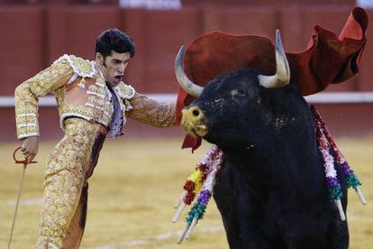 Talavante, ante su segundo toro en la Feria de Málaga.