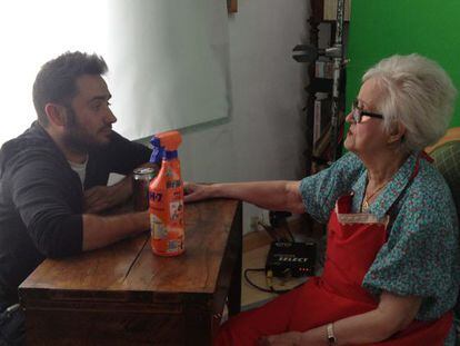 José Antonio Bayona habla con la actriz Chus Lampreave durante el rodaje