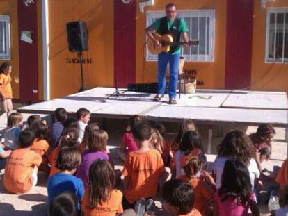 Actuaci&oacute;n del cuentacuentos Lloren&ccedil; en el colegio Ciutat de Cremona el 29 de mayo. 