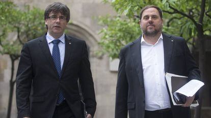 El presidente de la Generalitat, Carles Puigdemont (i), junto al vicepresidente del Govern y conseller de Econom&iacute;a, Oriol Junqueras (d).