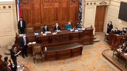 Senadores y diputados de Chile  se reúnen en la sede del Congreso nacional para la construcción del proceso de una nueva Constitución, el 12 de septiembre de 2022, en Santiago.
