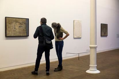 'Pintura grisa', de 1956 y, a la derecha, 'Oval blanc. N. LI', de 1957, dos de las obras de Tàpies que pueden verse en la exposición.