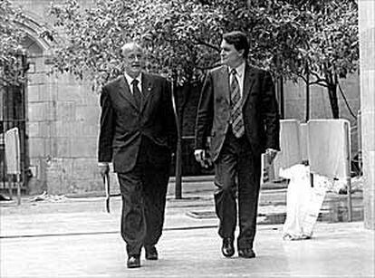 Jordi Vilajoana y Artur Mas, paseando por el Pati dels Taronjers.