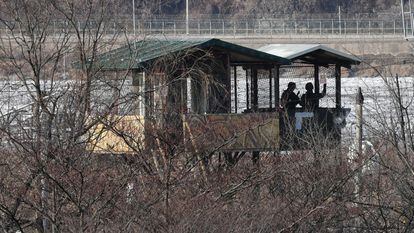 Soldados de Corea del Sur vigilan, el 1 de enero de 2022, la frontera que divide el Sur del Norte desde un puesto en el parque de Imjingak, cerca de la Zona Desmilitarizada.