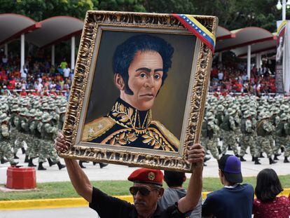Un seguidor de Nicolás Maduro sujeta un cuadro de Simón Bolívar en Caracas, Venezuela (2019).