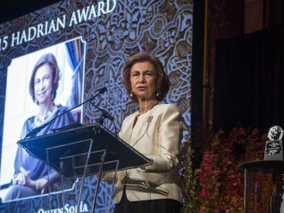 La reina Sof&iacute;a pronuncia un discurso tras recibir el premio 2015 Hadrian Award, en Nueva York.