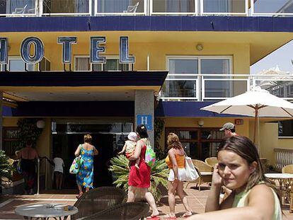 Varias personas entraban ayer en un hotel de Benalmádena (Málaga).