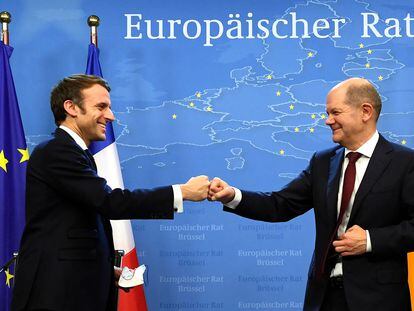 El presidente de Francia, Emmanuel Macron, y el canciller de Alemania, Olaf Scholz, el pasado 17 de diciembre en Bruselas.