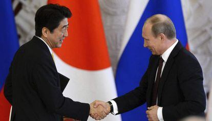 Vl&aacute;dimir Putin (derecha) y Shinzo Abe, hoy en Mosc&uacute;.