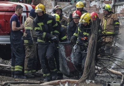 Un equipo de rescate traslada el cuerpo de una víctima por los ataques rusos.