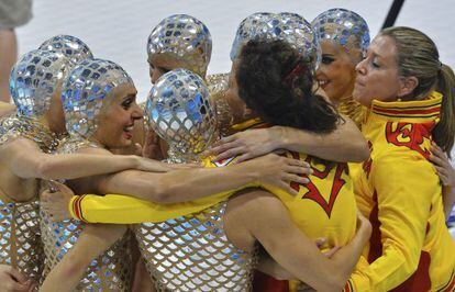 El equipo español de natación sincronizada celebra con Anna Tarrés (d) el bronce de los Juegos de Londres.