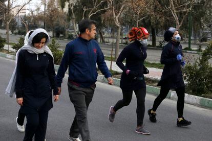 Un grupo de personas por las calles de Teherán.