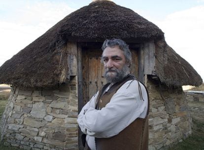 Enrique Notario, en la taberna Gaia de Foncebadón, en el camino de Santiago.