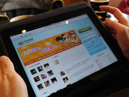 Un usuario consulta la web de la red social Weibo en una tableta.