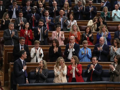 Los diputados del PSOE y los ministros de Gobierno aplauden a Pedro Sánchez.