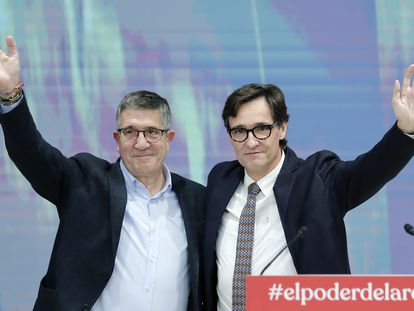 Patxi López, portavoz del PSOE en el Congreso, y Salvador Illa, líder del PSC, en un acto este sábado en la sede del PSC. / ANDREU DALMAU (EFE)