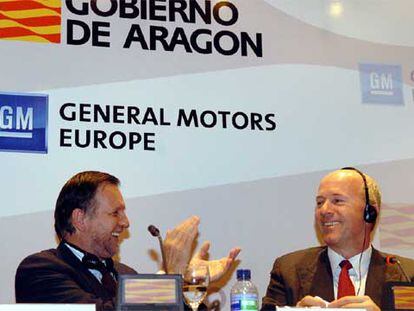 Marcelino Iglesias aplaude las declaraciones de Carl-Peter Foster durante la rueda de prensa en Zaragoza.