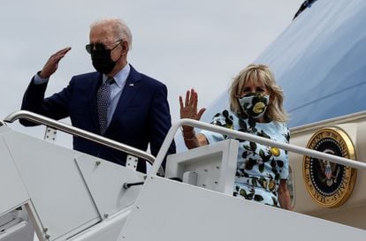 El presidente Joe Biden, este jueves a punto de partir hacia Georgia junto a su esposa, Jill Biden, a bordo del Air Force One, en Maryland.