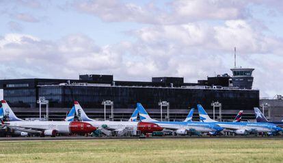 Vista de aviones detenidos en el Aeropuerto en la cuarta semana de cuarentena obligatoria por la COVID-19, en Buenos Aires (Argentina). 