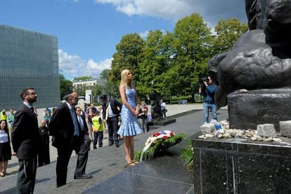 Ivanka Trump visita el monumento a los heroes y fallecidos en el guetto de Varsovia.