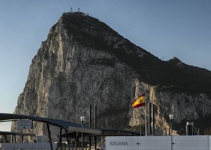 Una bandera española ondea en el lado español de la frontera con Gibraltar.