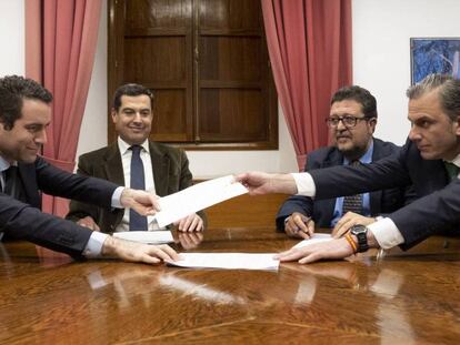 Desde la izquierda, Teodoro García Egea, Juan Manuel Bonilla, Francisco Serrano y Javier Ortega Smith, en la firma del pacto entre el PP y Vox, el pasado miércoles.