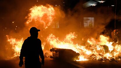 Contenedores incendiados en París, este lunes.