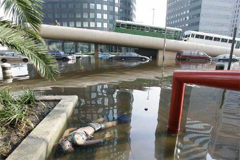 El cadáver de una víctima del huracán Katrina flota en las ...