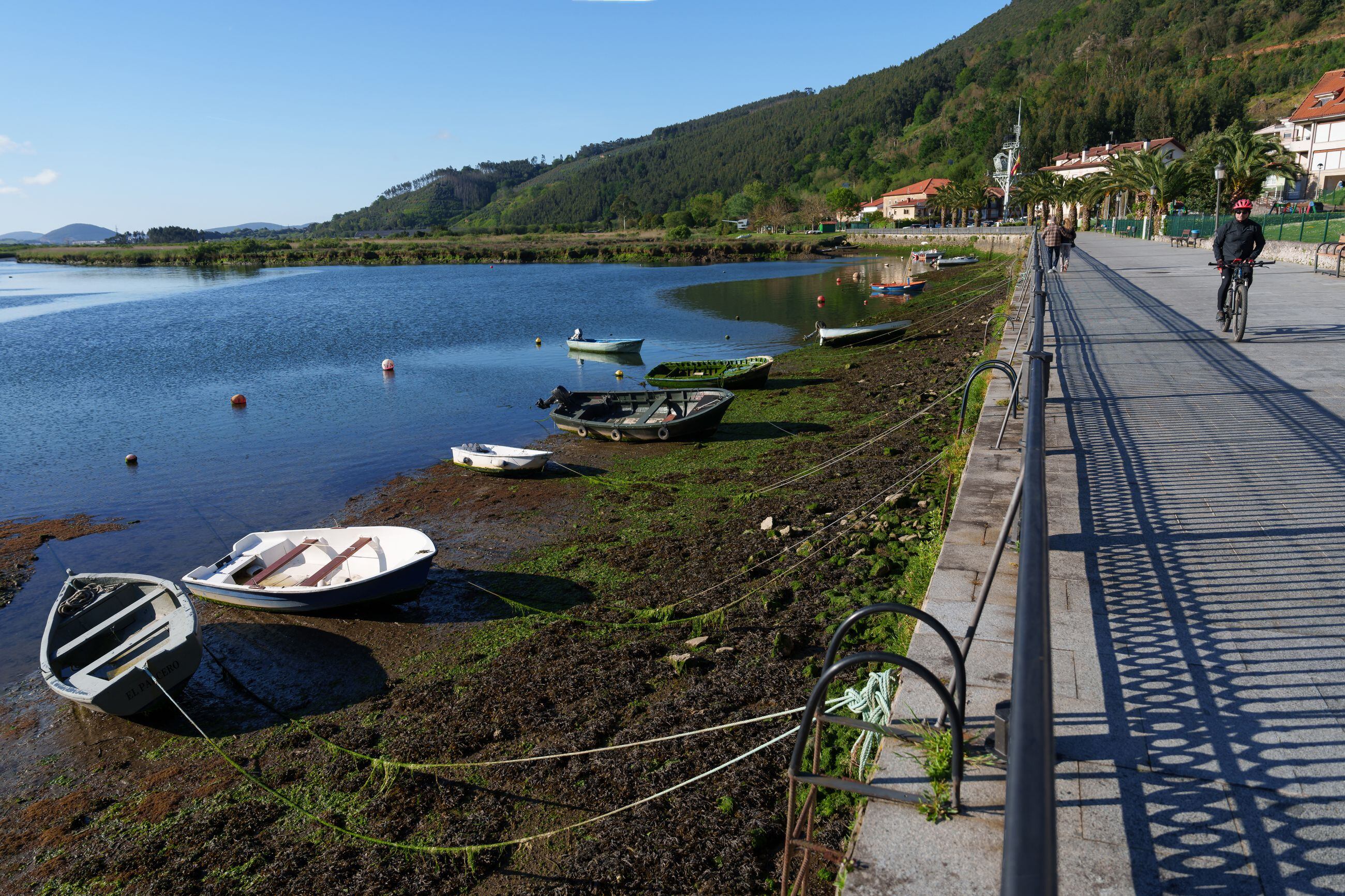 El paseo de la ría de Limpias, a donde se llega a pie desde el parador, cuenta con espacio para pasear y montar en bicicleta.